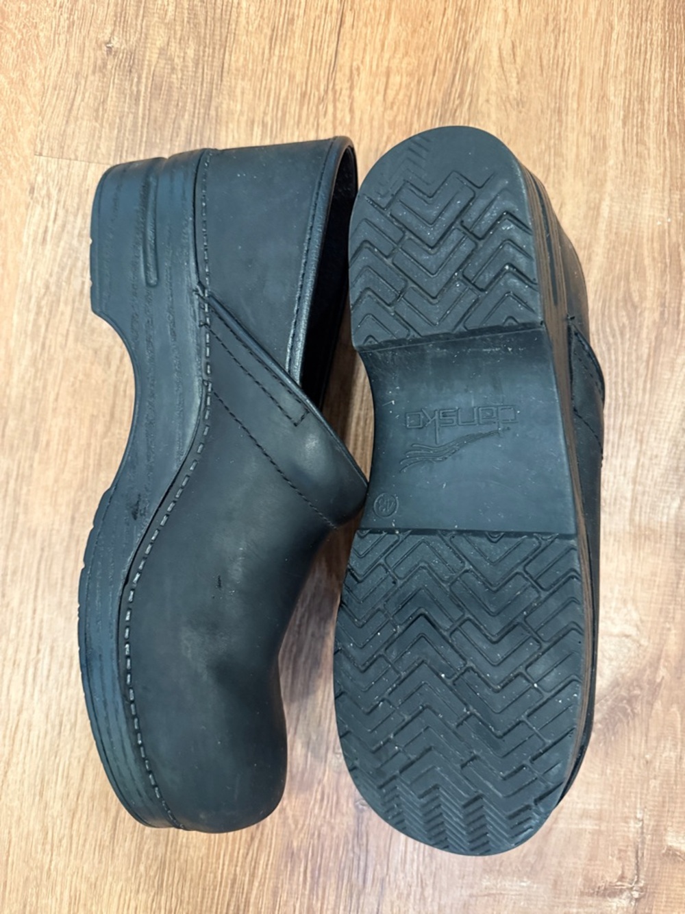 Dansko Black Leather Comfort Clog - Picture 4 of 4